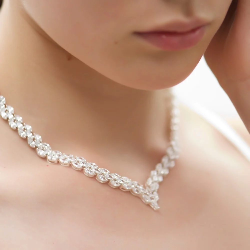 Vintage Style Necklace with Clear Stones - Image 2